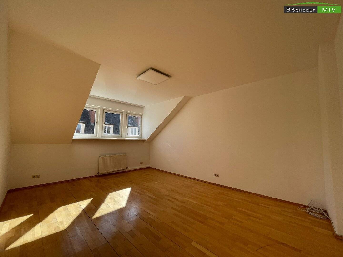 Helle Wohnung mit möblierter Küche und Carport