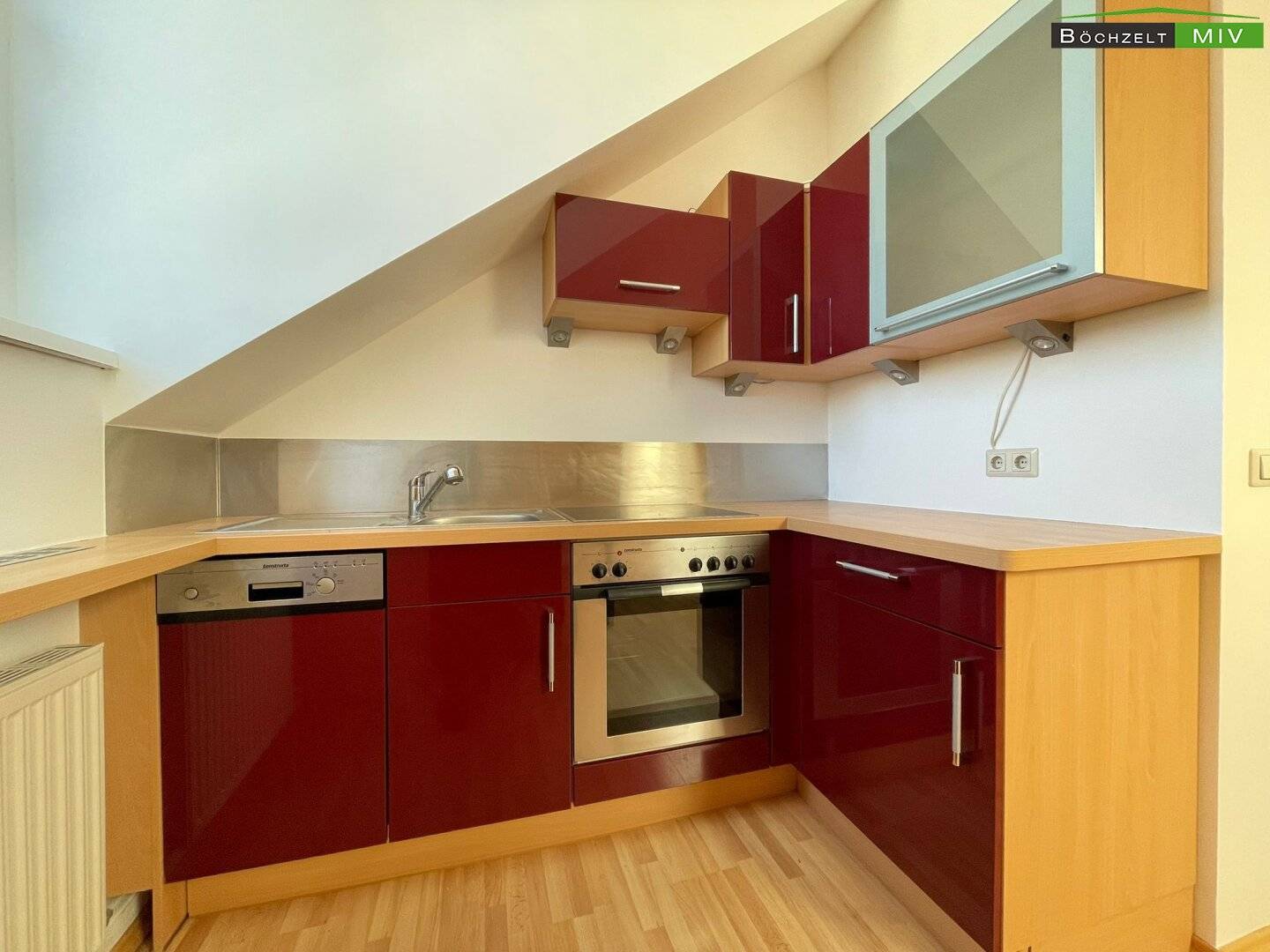 Helle Wohnung mit möblierter Küche und Carport
