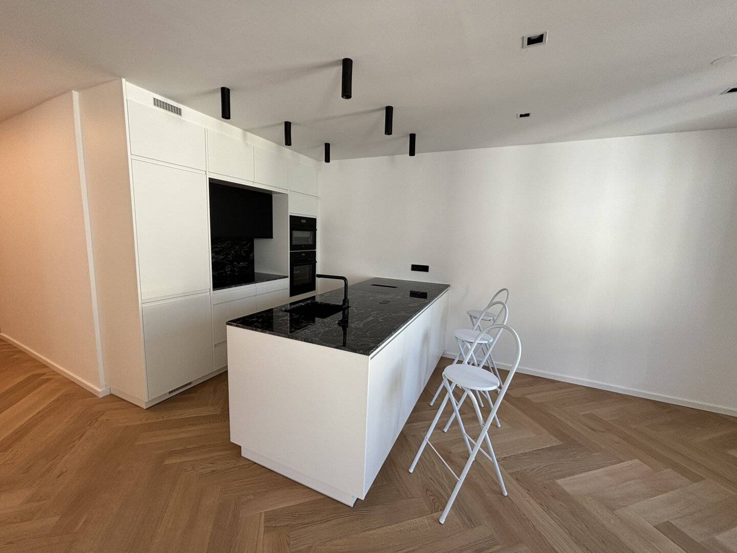 Apartment with View and Lift in Center