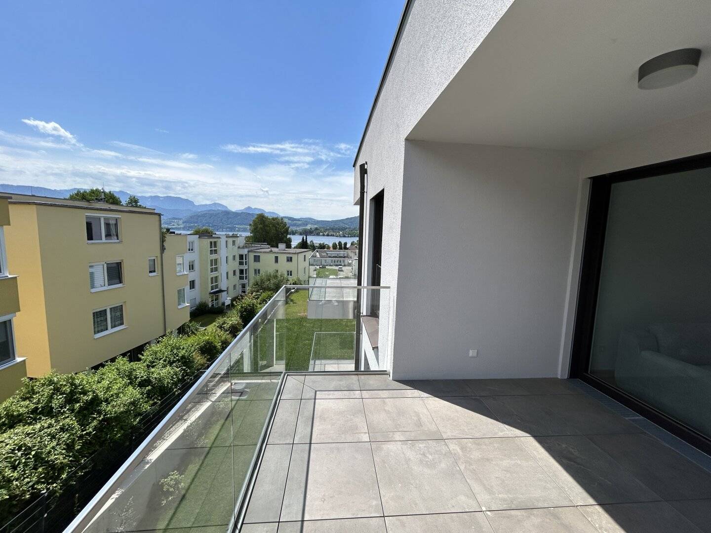 Apartment with lake view and terrace in the new build