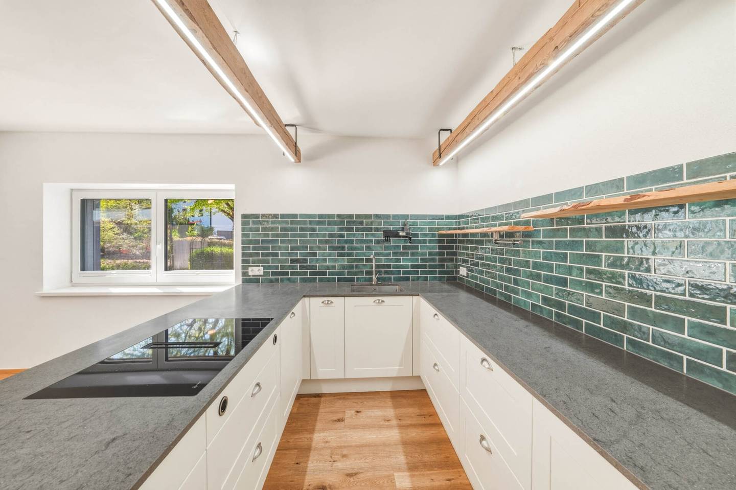 Ferienwohnung Ötztal Bahnhof sonniger Garten