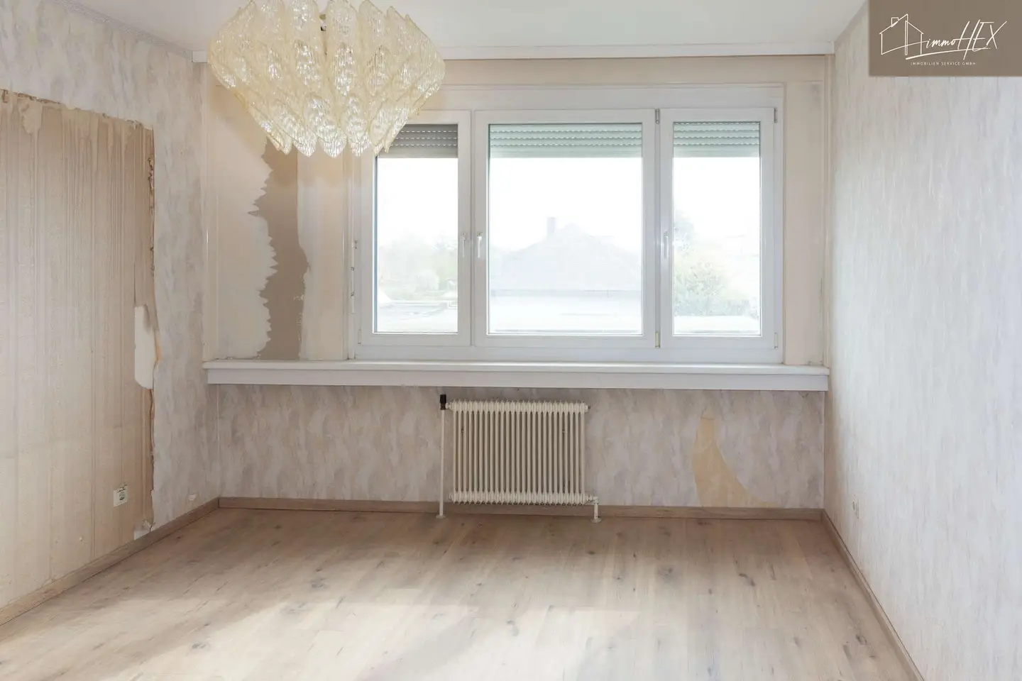 Apartment with glazed loggia and lift near station