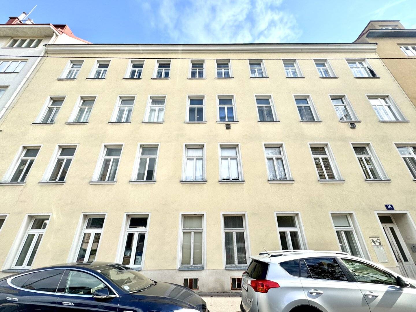 Nächst Q19 und Straßenbahn D! Zentral begehbarer 2-Zimmer-Altbau in West-Ost-Ausrichtung