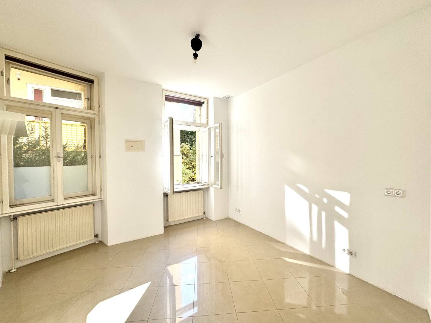 Nächst Q19 und Straßenbahn D! Zentral begehbarer 2-Zimmer-Altbau in West-Ost-Ausrichtung
