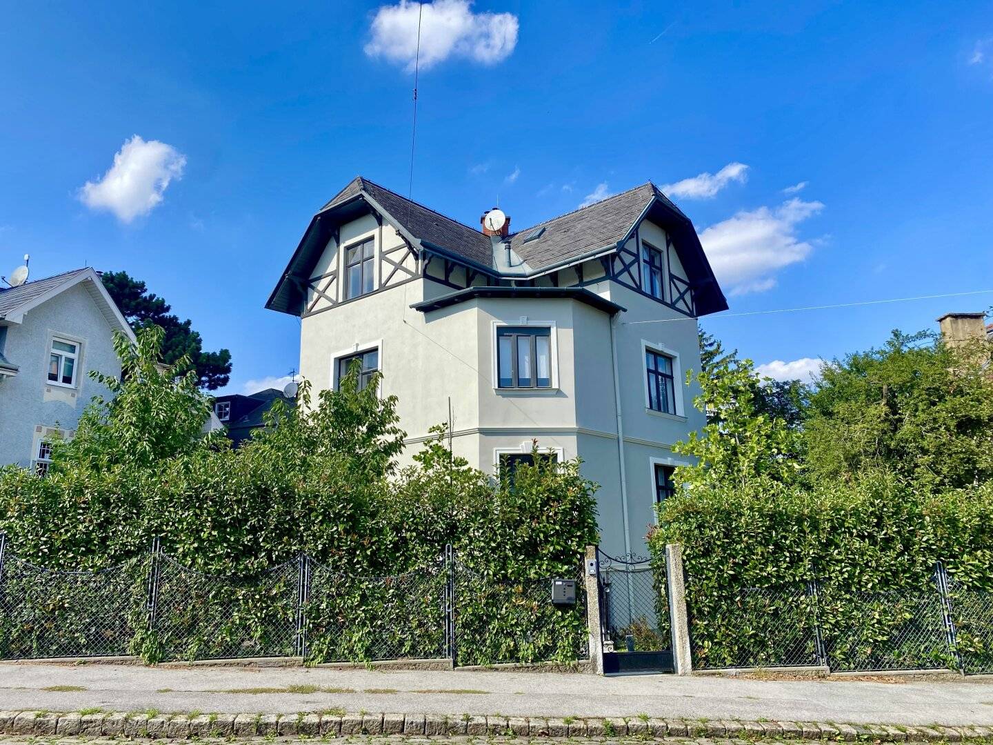Elegant suburban historic villa for long-term rental in a green tranquil location
