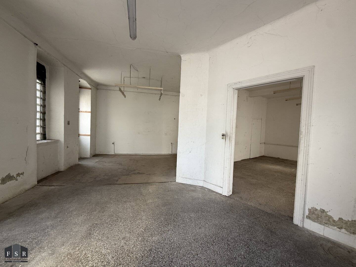 Steinwurf zum Augarten - Sanierungsbedürftige ECK- Büro/Praxis/Verkaufsfläche/Atelier -  Prachtvolles Stilaltbauhaus