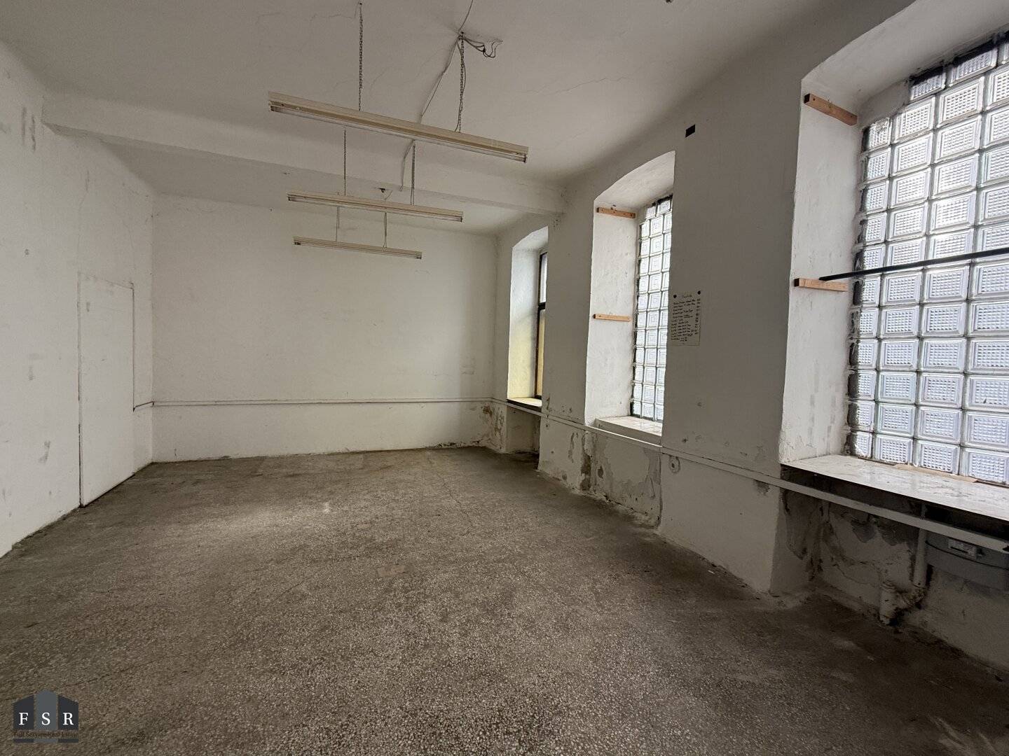 Steinwurf zum Augarten - Sanierungsbedürftige ECK- Büro/Praxis/Verkaufsfläche/Atelier -  Prachtvolles Stilaltbauhaus