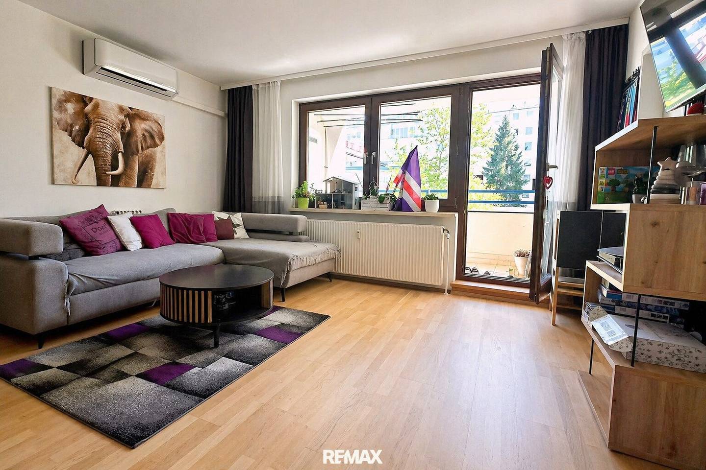 Apartment with loggia and garage space in a green setting