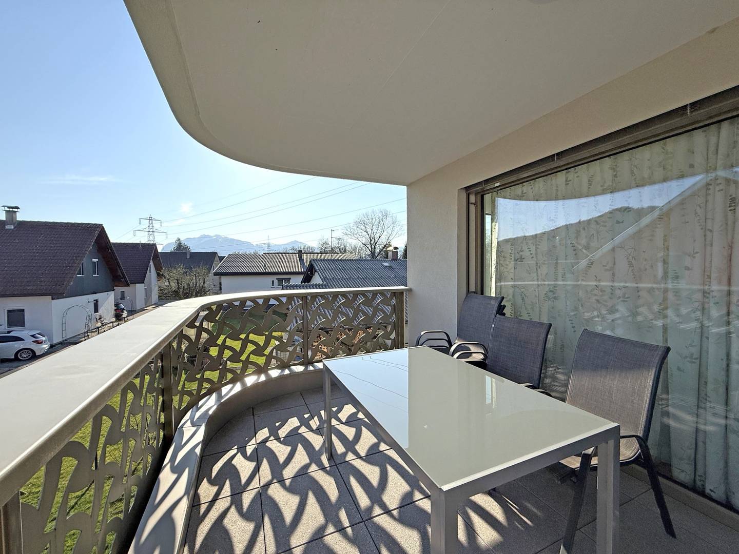 Neuwertige sonnige 3 Zimmer Wohnung mit Terrasse
