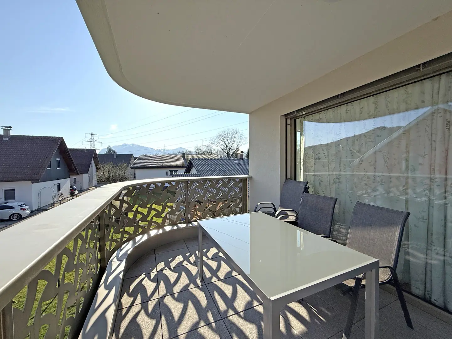 Neuwertige sonnige 3 Zimmer Wohnung mit Terrasse