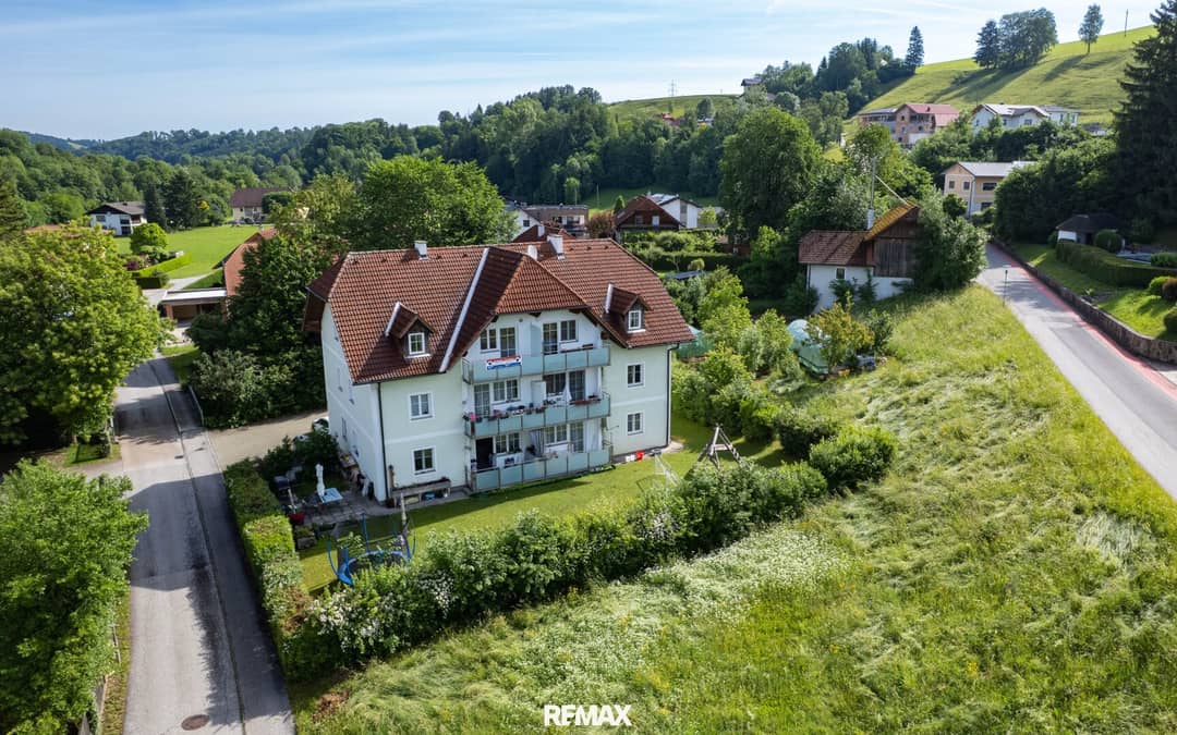 Top floor apartment with balcony in quiet location