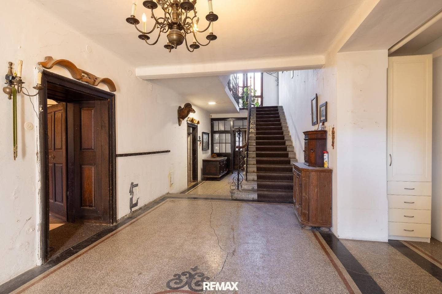 Einzigartiges Herrenhaus mit Entwicklungspotenzial