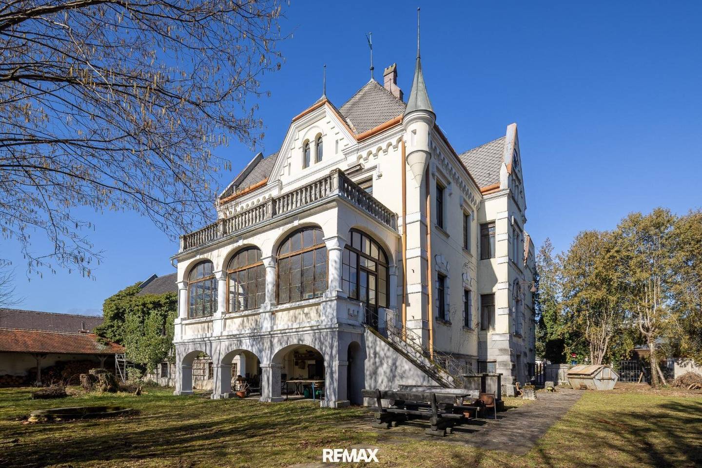 Einzigartiges Herrenhaus mit Entwicklungspotenzial