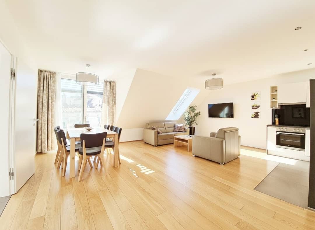Dachgeschosswohnung mit zwei Terrassen und Weitblick nahe Augarten