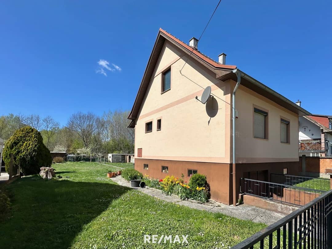Sunny 772m² plot with house