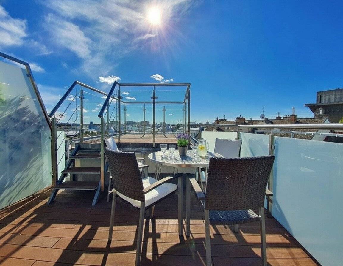 Dachgeschosswohnung mit zwei Terrassen und Blick zum Augarten