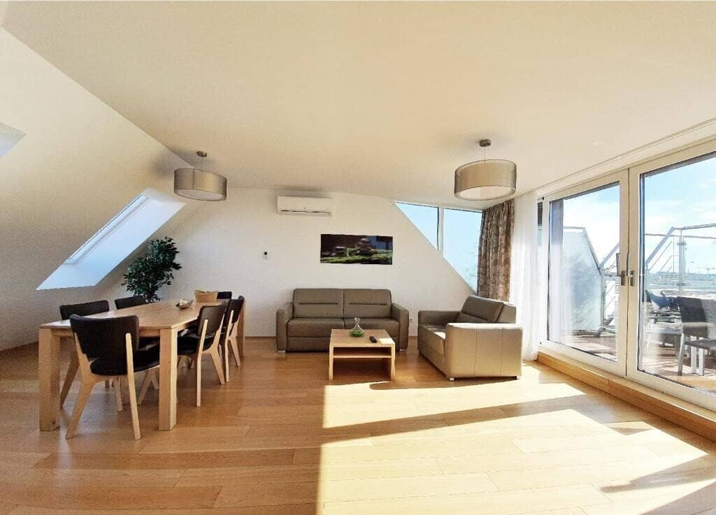 Attic apartment with two terraces near Augarten