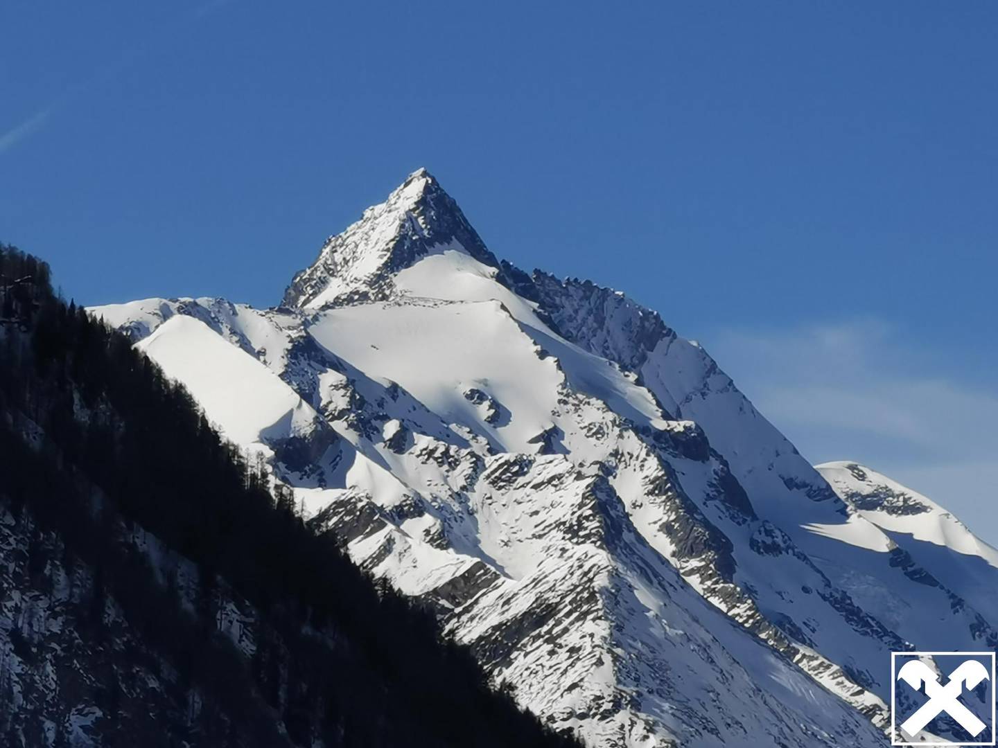 Bauernhaus mit Chalet und Nebengebäude in den Alpen am Fuße des Großglockner