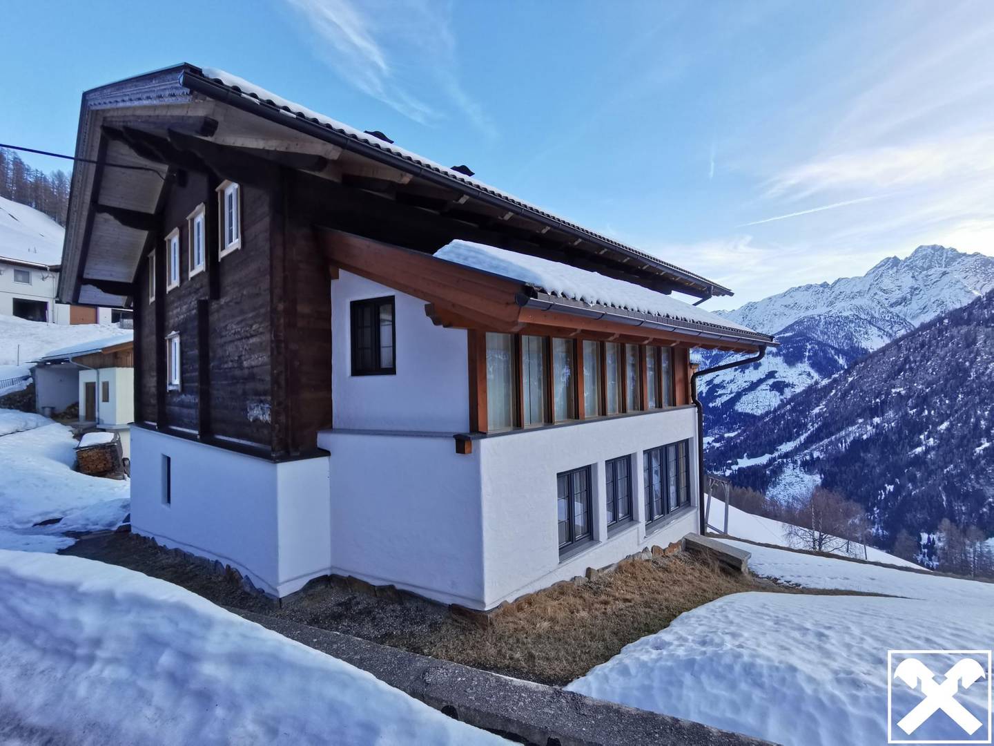 Bauernhaus mit Chalet und Nebengebäude in den Alpen am Fuße des Großglockner