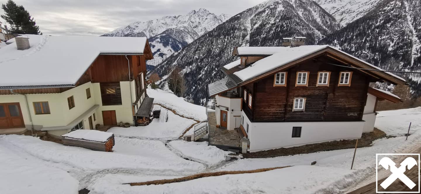 Bauernhaus mit Chalet und Nebengebäude in den Alpen am Fuße des Großglockner