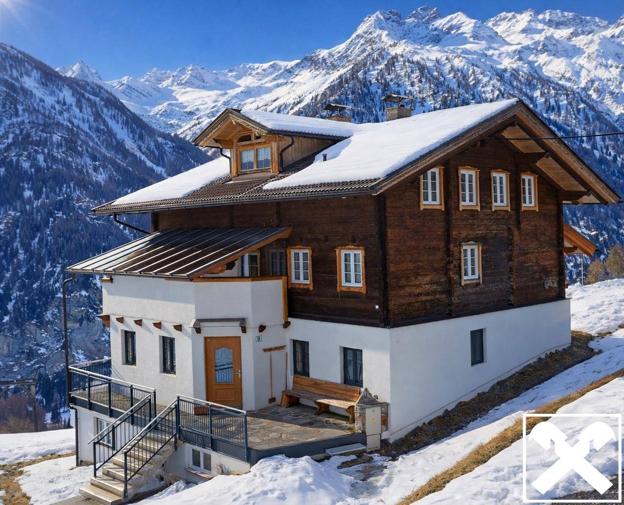 Bauernhaus mit Chalet und Nebengebäude in den Alpen am Fuße des Großglockner