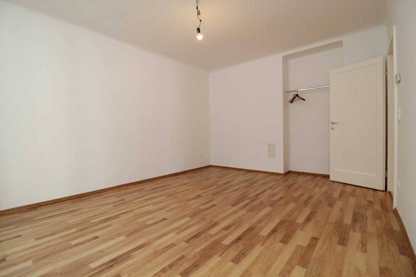 2-Room Loggia Flat Meidling