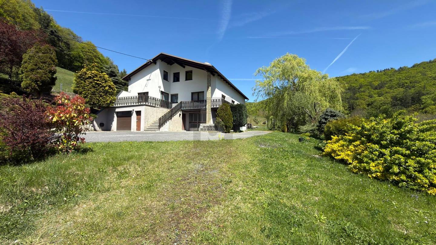 Einzellage mit Panorama und weitläufigem Grundstück Familienwohnung