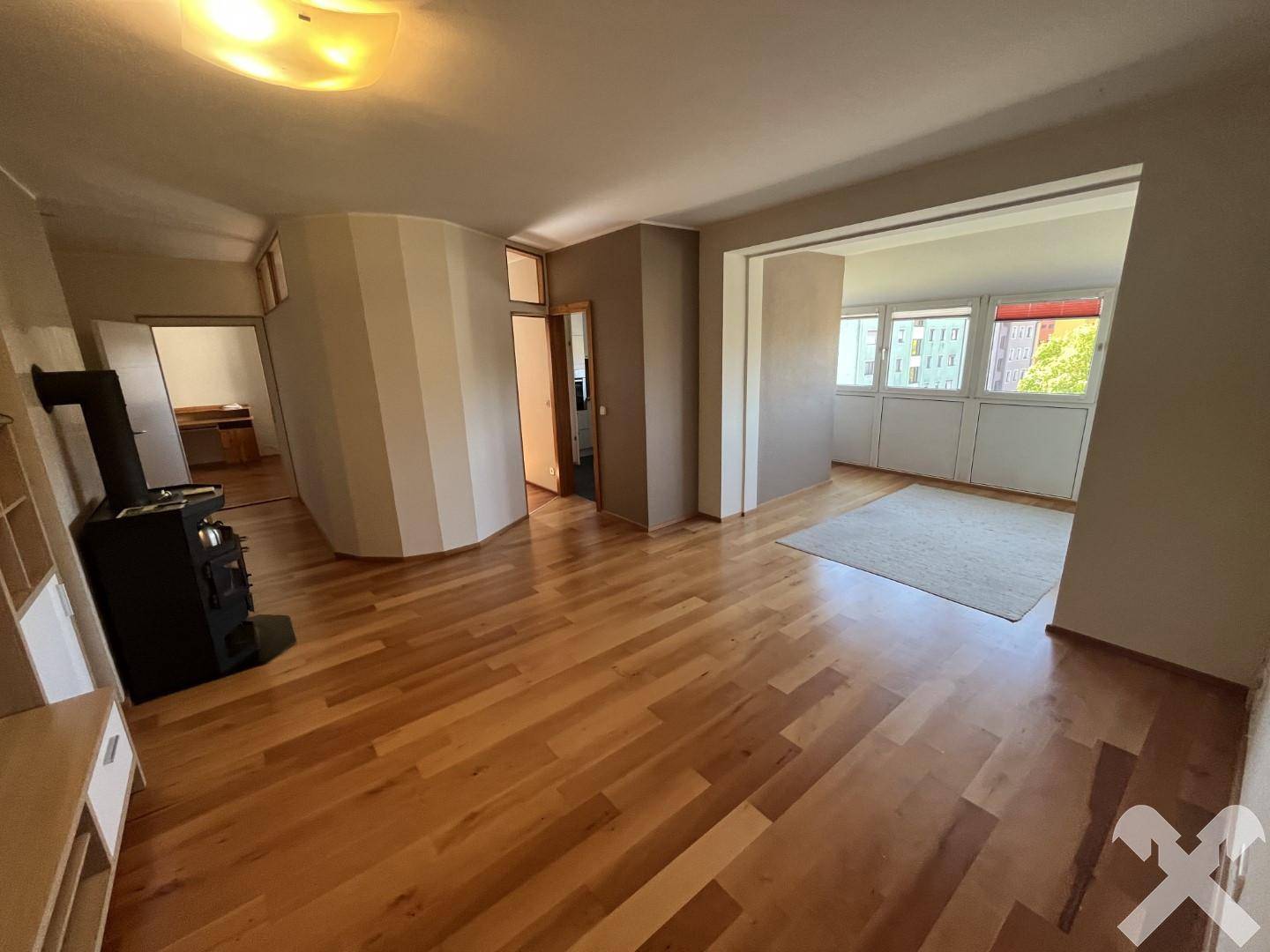 Helle Wohnung mit Loggia und Tiefgaragenplatz
