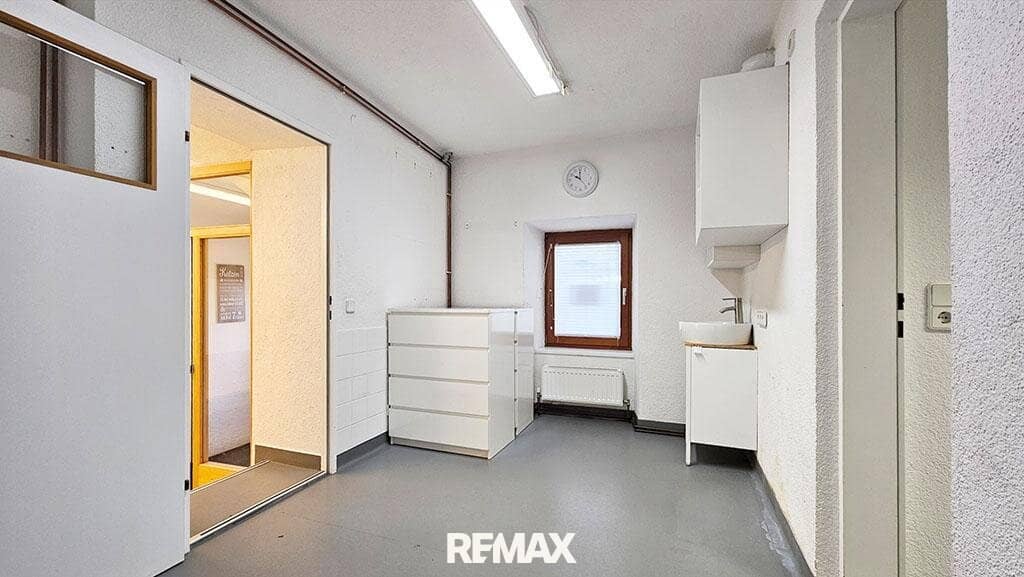 Preisschnäppchen: Büro-/Praxisfläche mit Wohnnutzung samt Parkplätze in zentraler Lage von Zirl zu kaufen