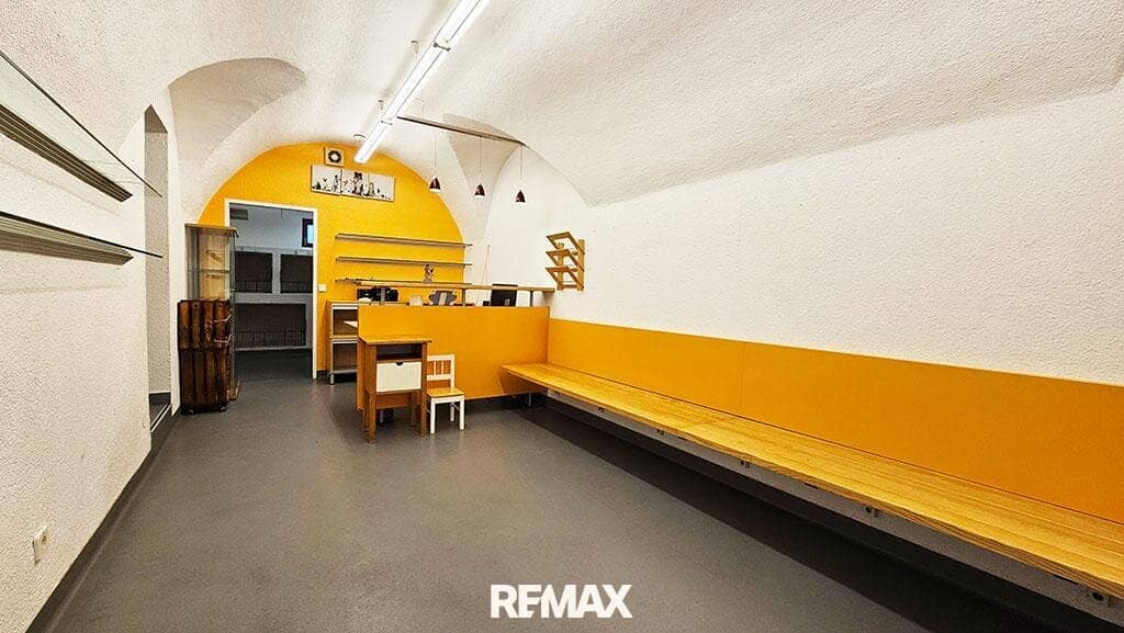Preisschnäppchen: Büro-/Praxisfläche mit Wohnnutzung samt Parkplätze in zentraler Lage von Zirl zu kaufen