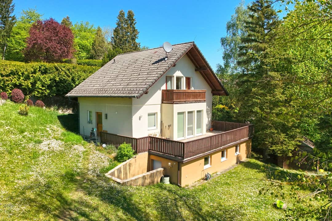Well-maintained house with valley view