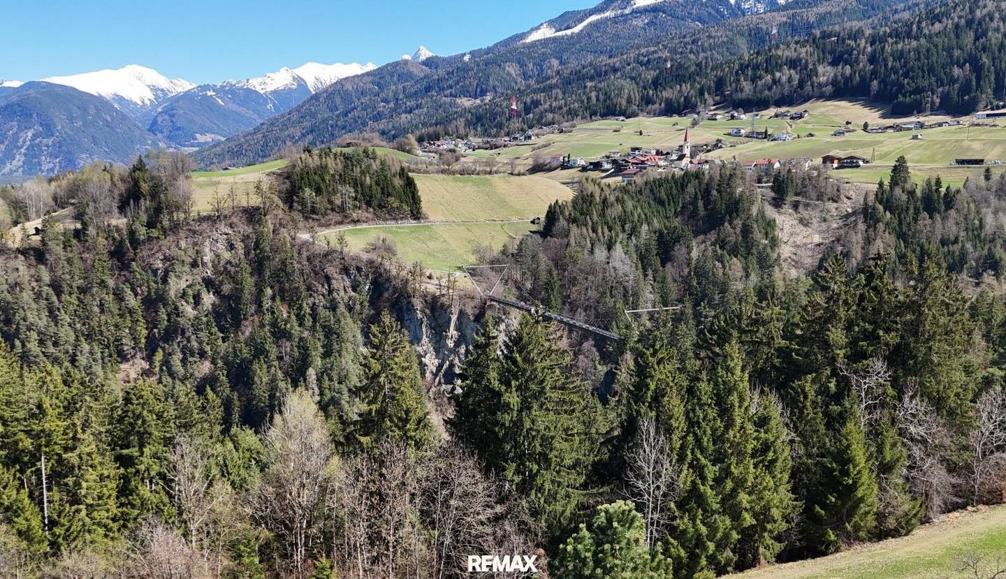 Sonniges Baugrundstück mit zusätzlicher Grünfläche am Waldrand – Aussichtslage in Arzl!