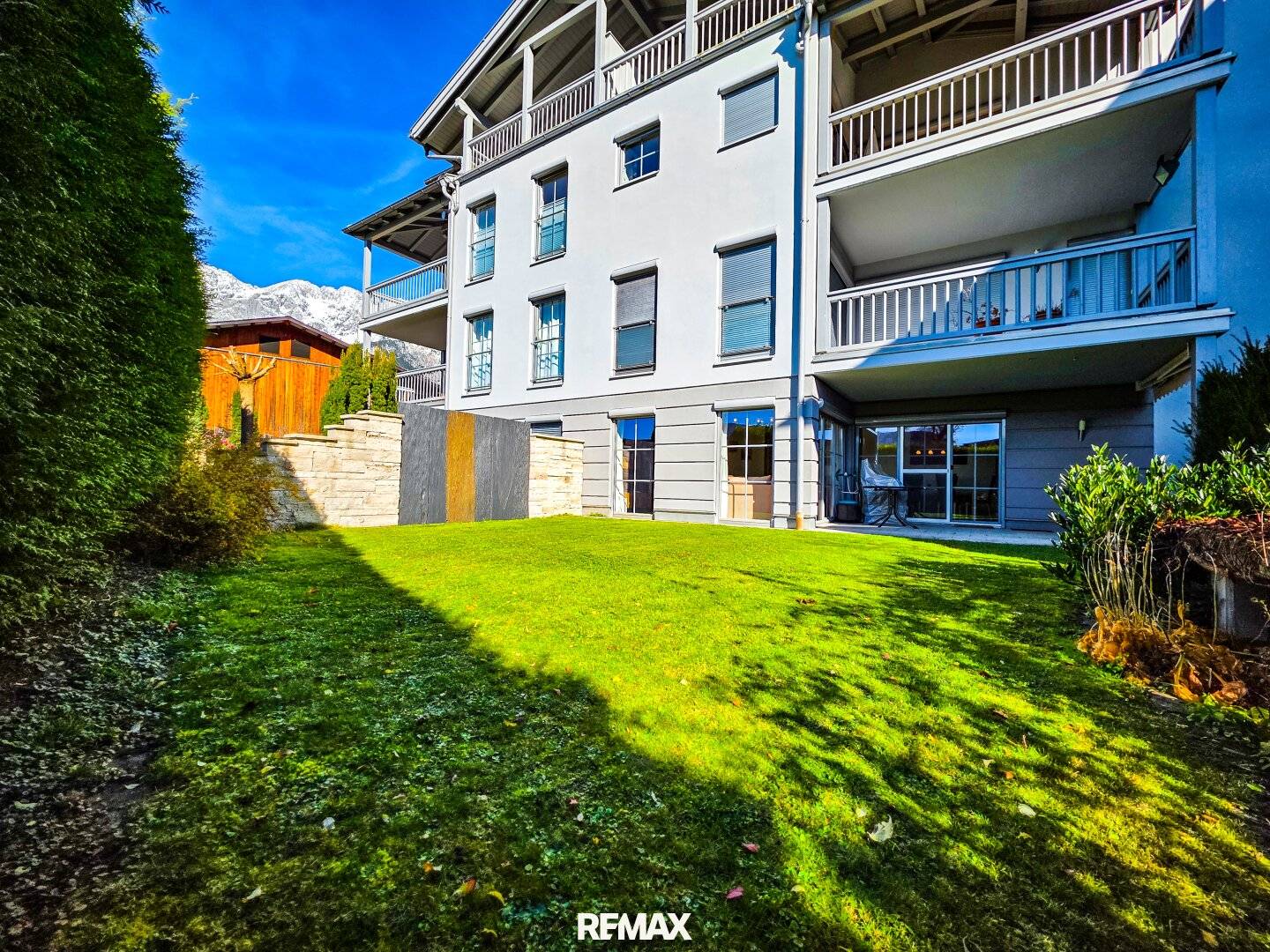 Erdgeschosswohnung mit Garten und zwei Doppelparkern