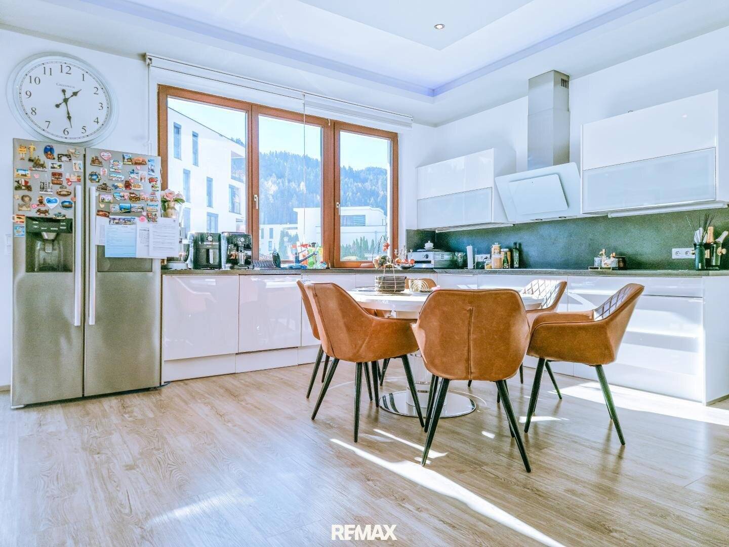 Old building apartment in central Völs with sunny balcony