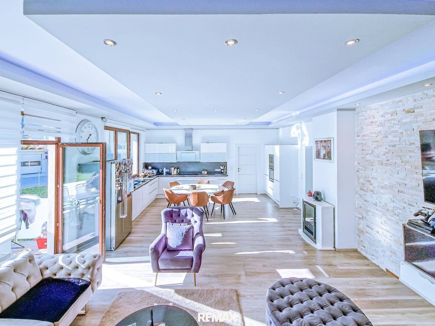 Old building apartment in central Völs with sunny balcony