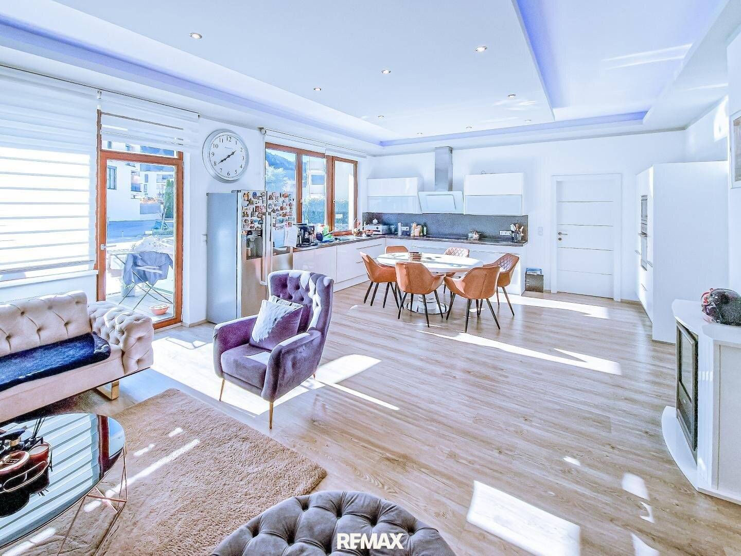 Old building apartment in central Völs with sunny balcony