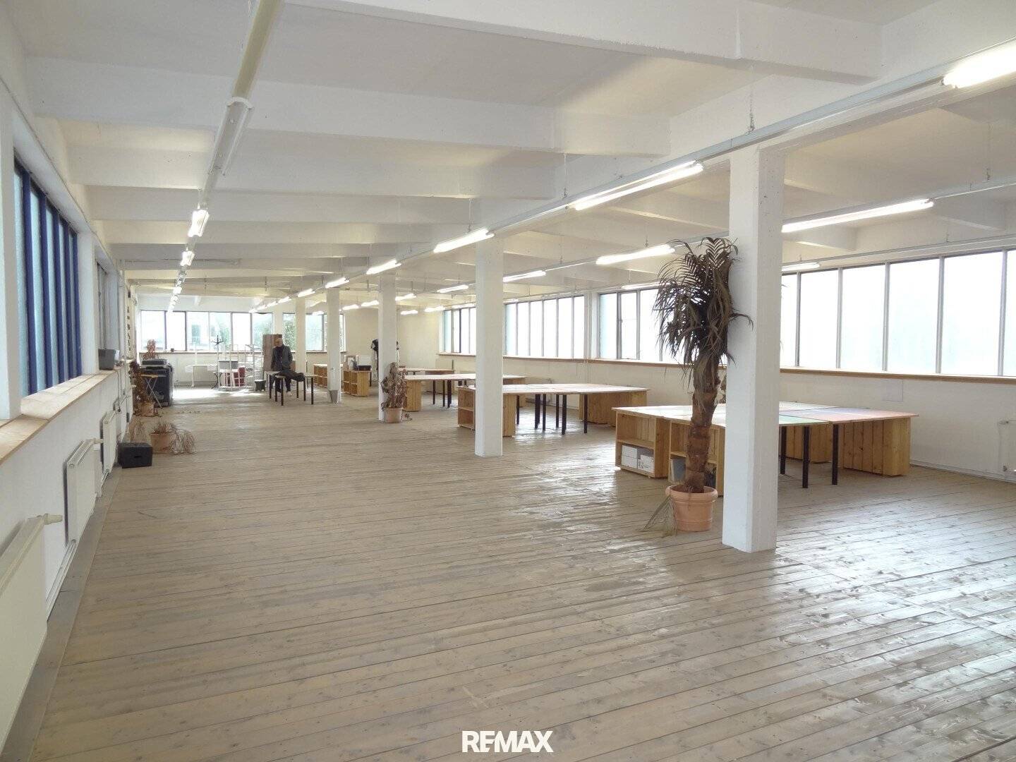 Conveniently located loft office in the "Industrial Style" with parking for rent
