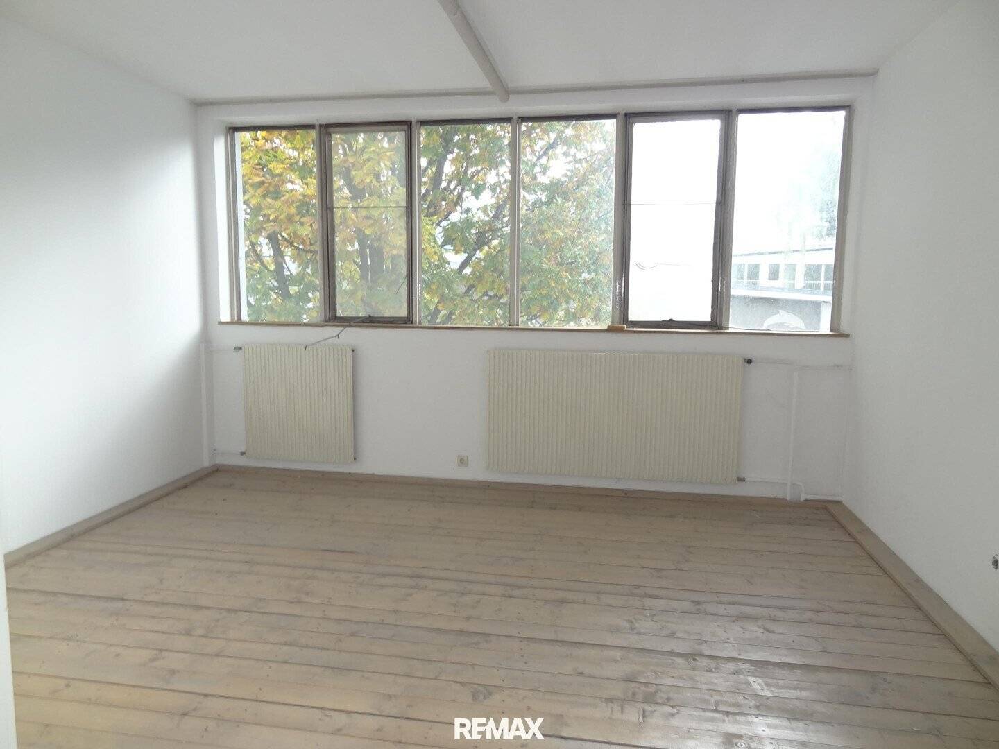 Conveniently located loft office in the "Industrial Style" with parking for rent