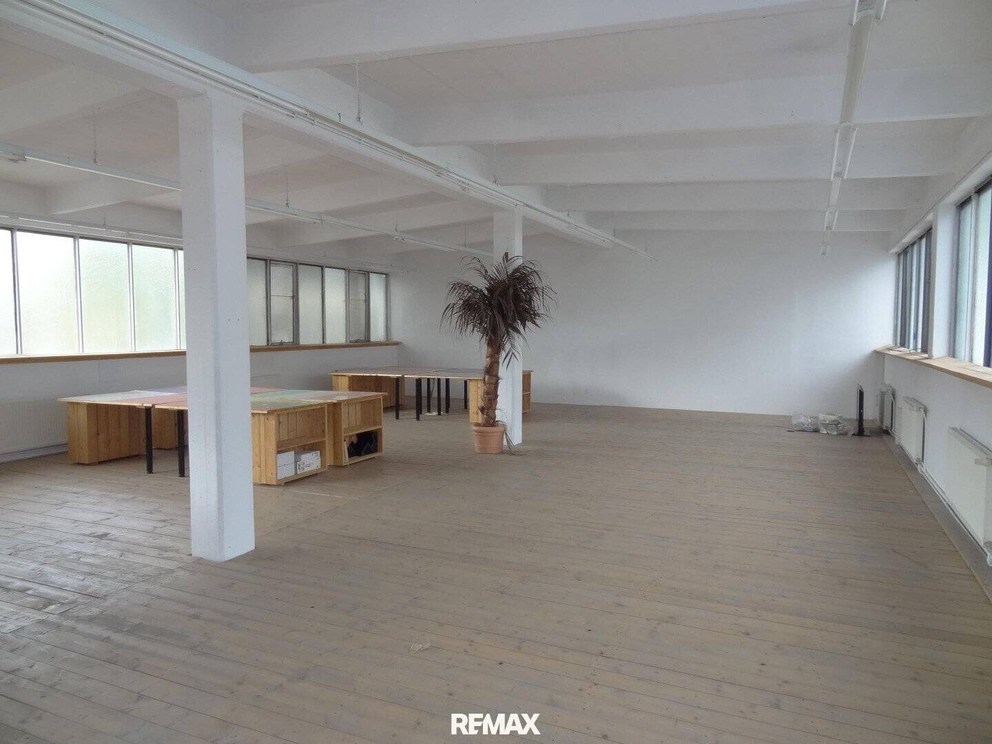 Conveniently located loft office in the "Industrial Style" with parking for rent