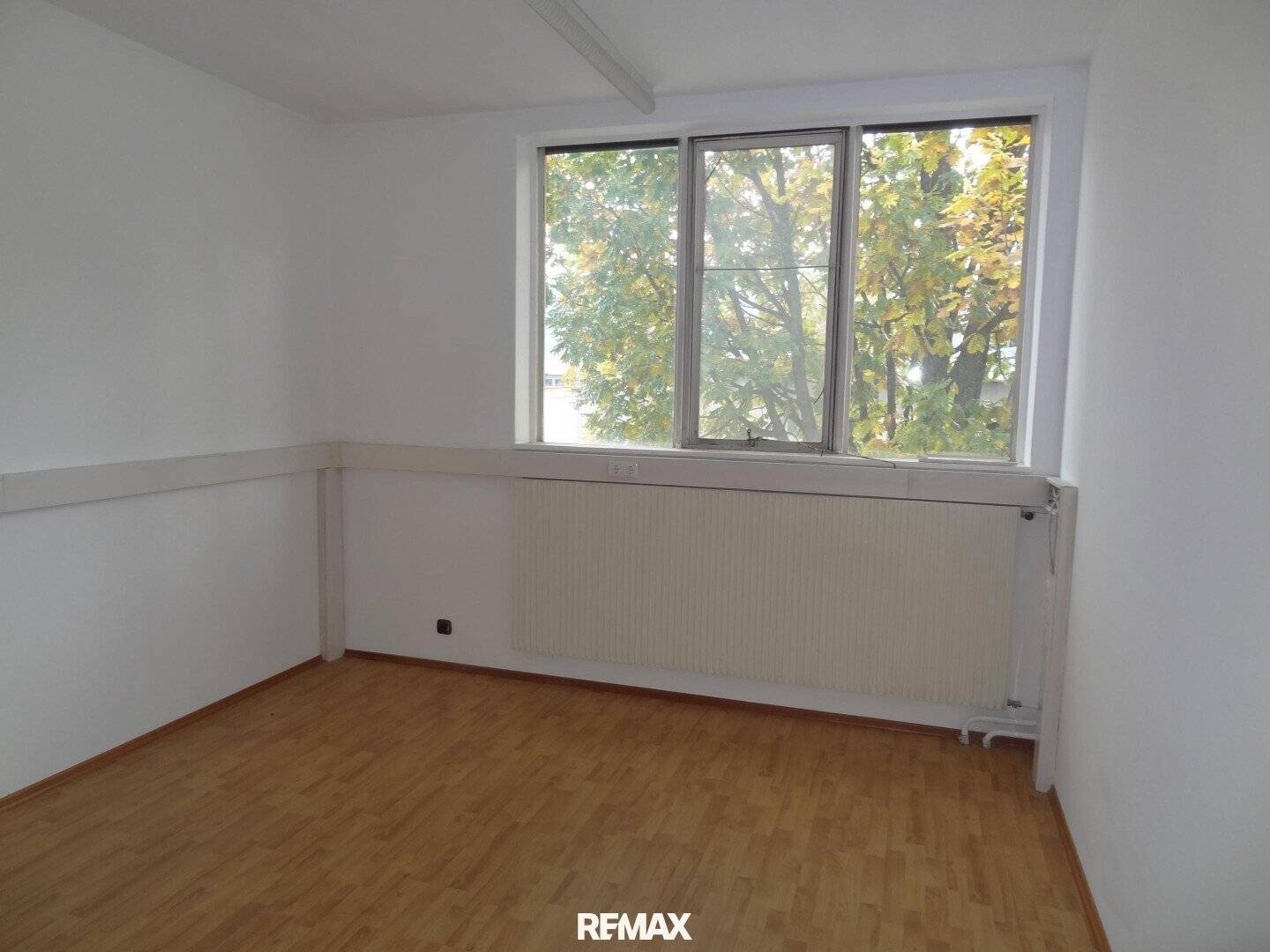 Conveniently located loft office in the "Industrial Style" with parking for rent