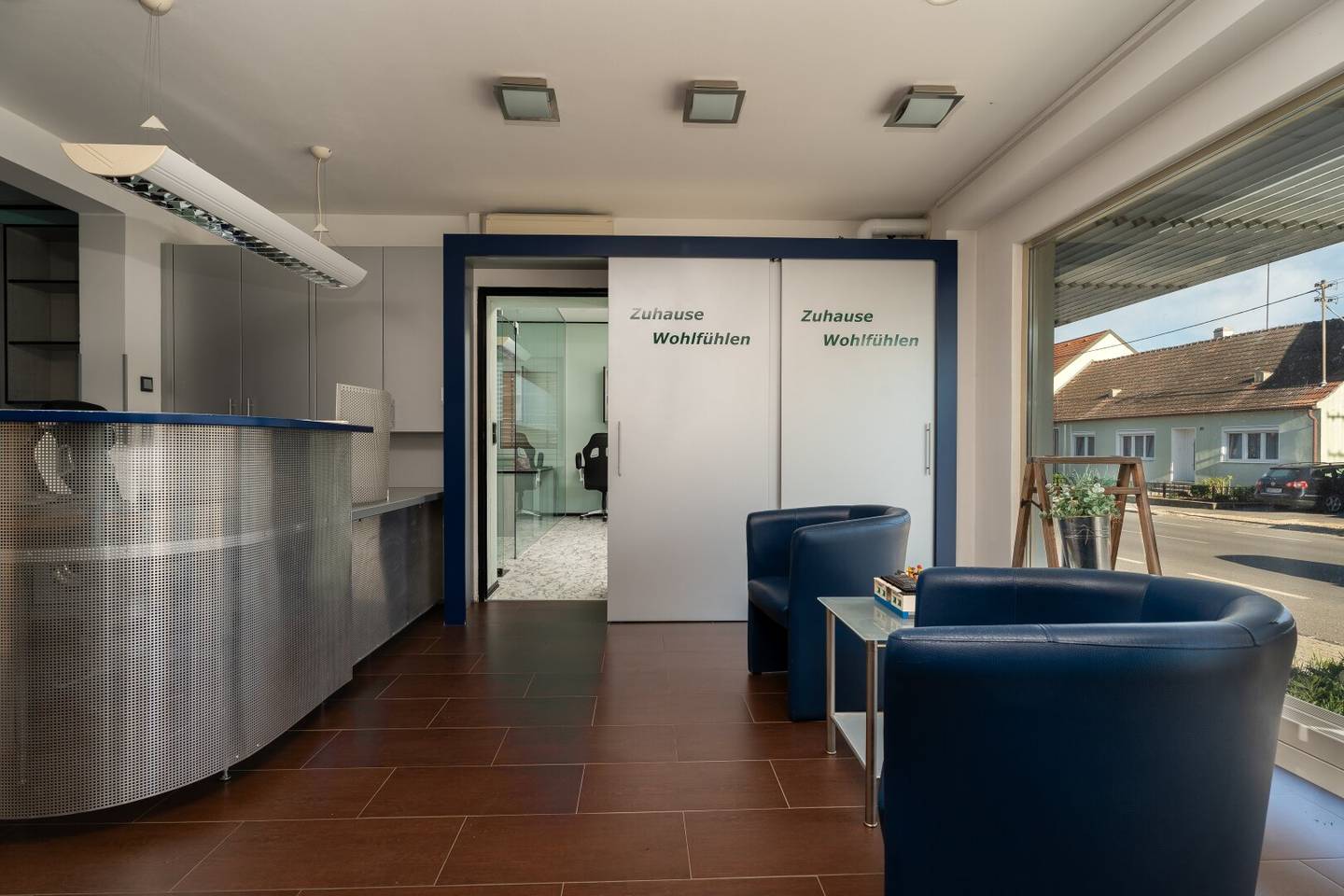 House with commercial space and courtyard in Bernhardsthal