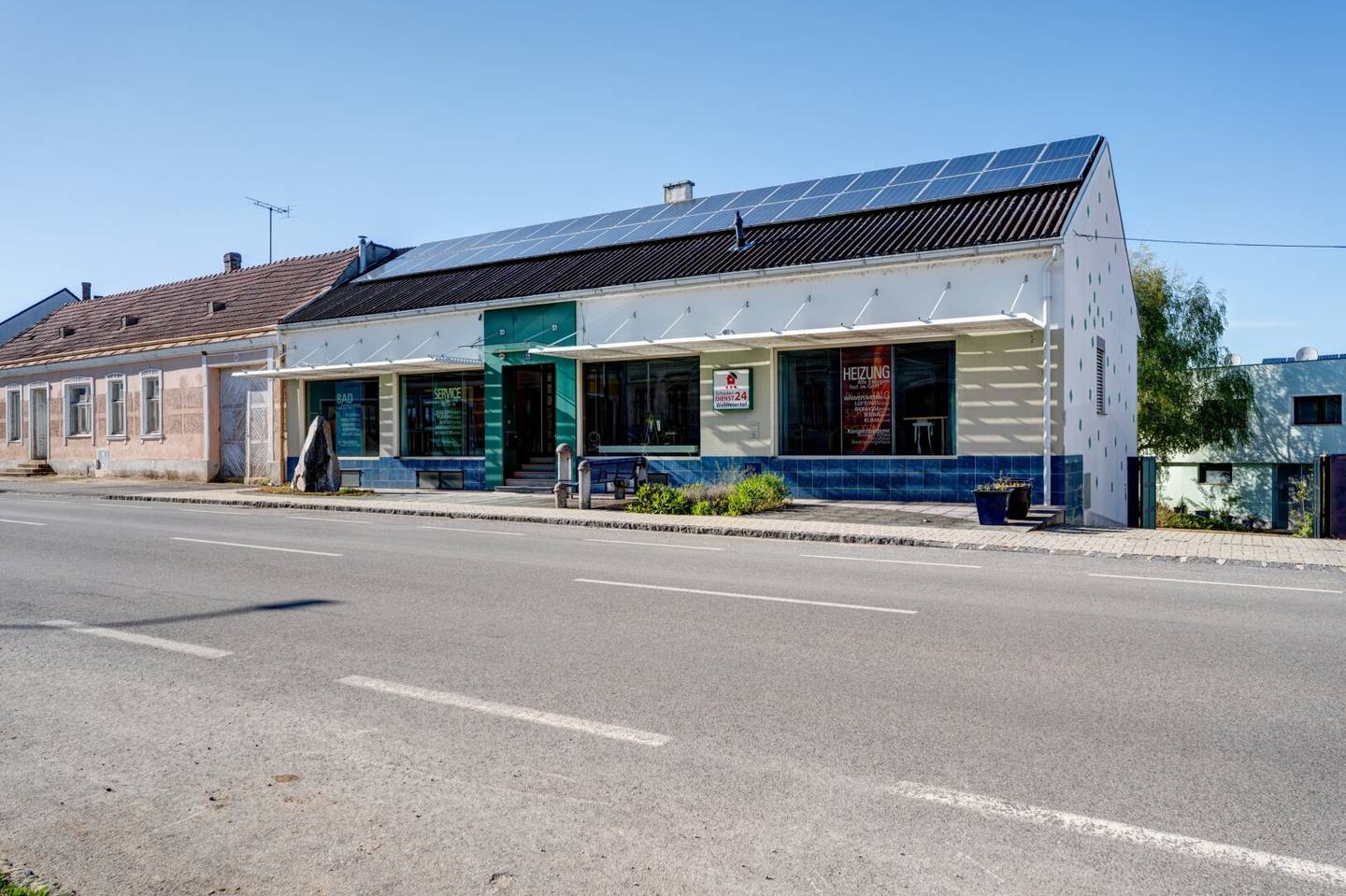 House with commercial space and courtyard in Bernhardsthal