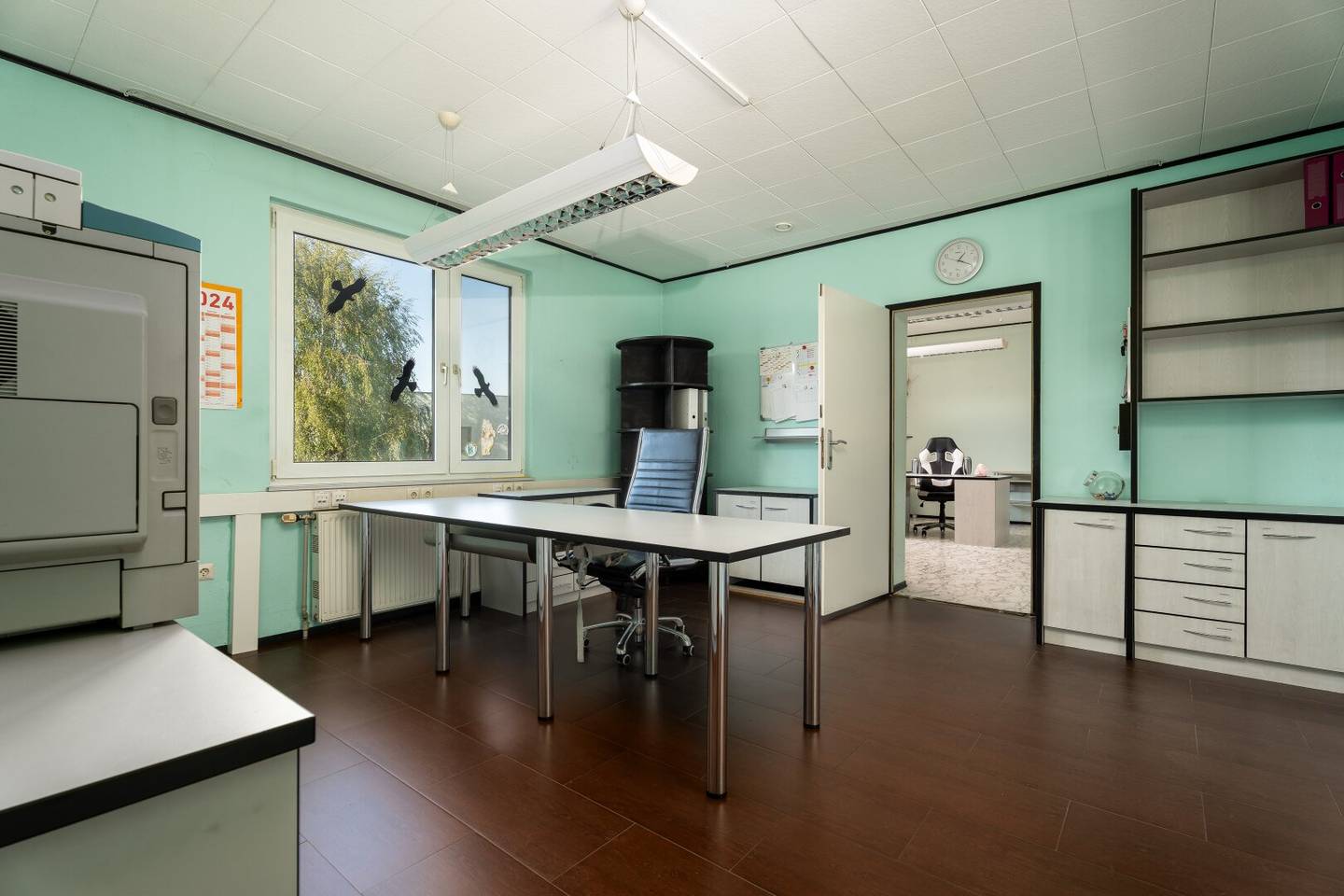 House with commercial space and courtyard in Bernhardsthal