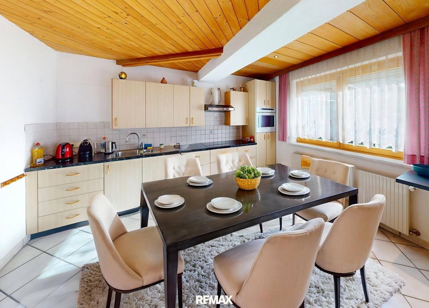 Wohnung mit großzügiger Wohnfläche und Terrasse