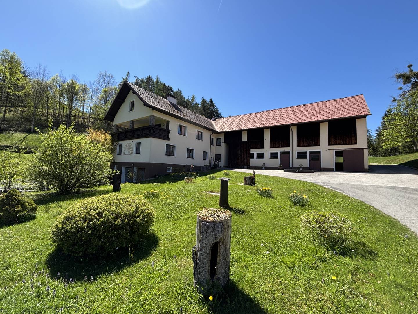 Sehr gepflegtes Bauernhaus in Alleinlage