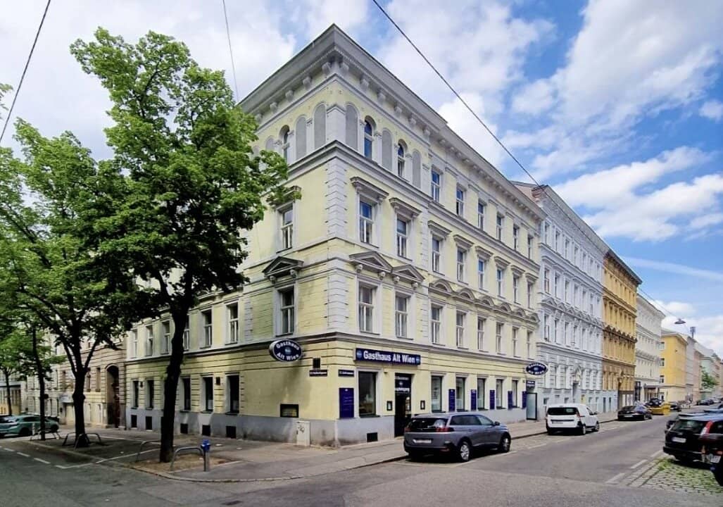 Eckzinshaus mit DG-Entwicklungspotezial im gepflegtem Zustand