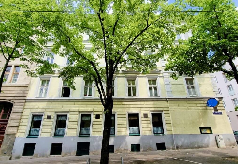 Eckzinshaus mit DG-Entwicklungspotezial im gepflegtem Zustand