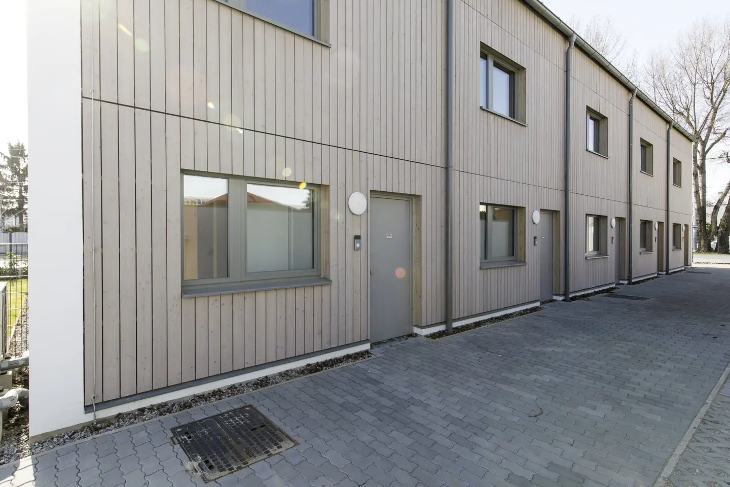 modernes Reihenhaus mit LUFTWÄRMEPUMPE (FÖRDERBAR) und grossen KELLER, eigener Parkplatz mit E-Ladestation