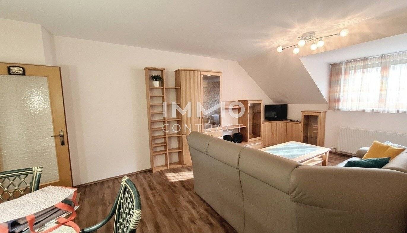 Dachgeschosswohnung möbliert mit Tiefgaragenplatz