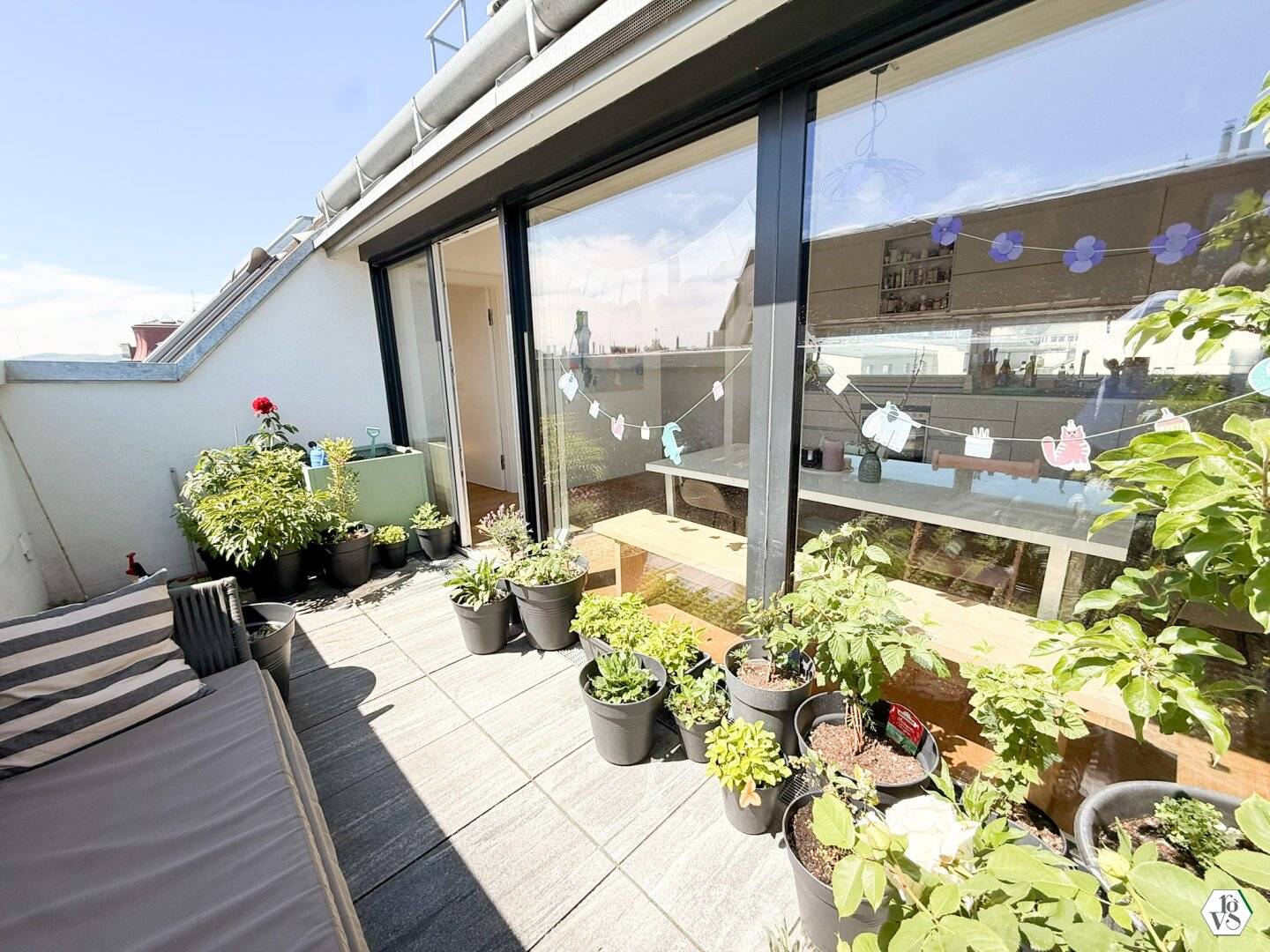 Dachgeschosswohnung with two terraces and city view
